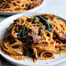 Espaguetis con costillar estofado