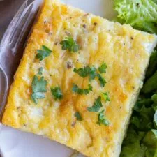 Pastel de huevo con coliflor, puerro y cheddar blanco