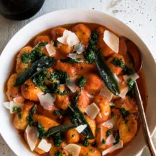 Ñoquis de Ricotta con Salsa Pomodoro y Aceite de Hierbas