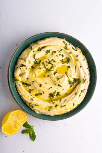 Hummus con limón amarillo y menta