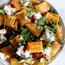 Pasta con chile de Calabria, burrata y guisantes