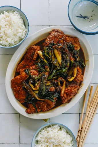 Chuletas de cerdo estofadas al estilo de Shanghái