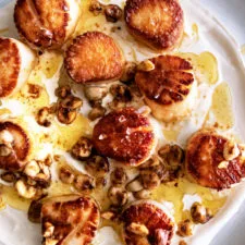 Vieiras a la plancha con mantequilla de avellanas y mascarpone