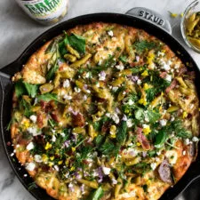 Frittata de patata y tocino con espárragos encurtidos