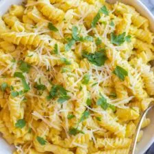 Pasta cremosa de calabaza dorada con parmesano
