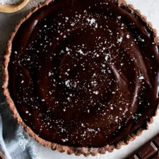 Tarta de chocolate y coco con sal