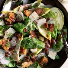 Ensalada de lechuga mantecosa con vinagreta de parmesano