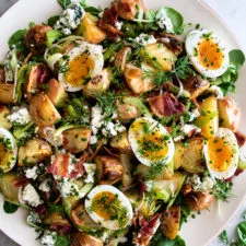 Patatas crujientes con huevos melosos y tocino