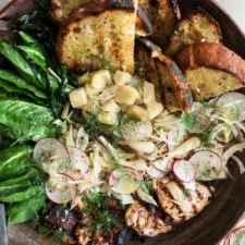 Ensalada de pollo a la parrilla con aderezo de pepinillos