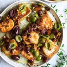 Queso halloumi a la sartén con aceitunas y avellanas