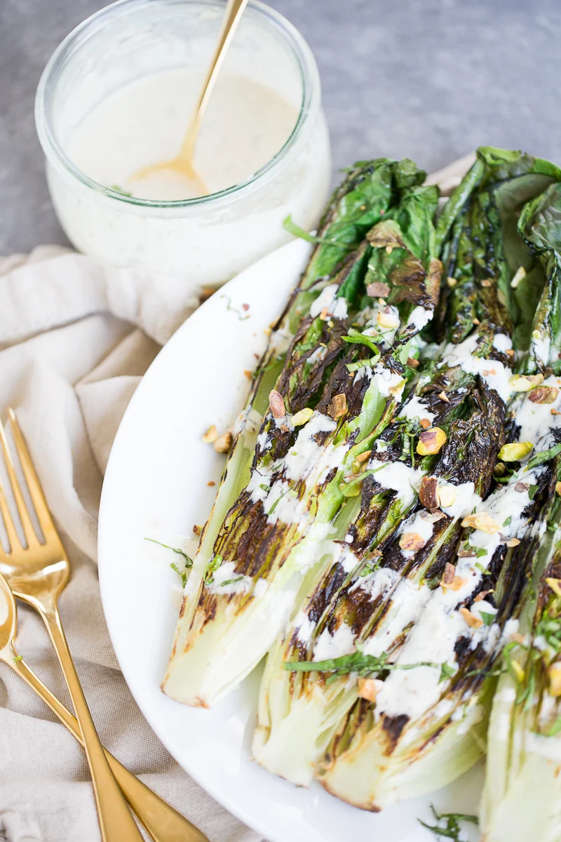 Lechuga romana asada con aderezo de tahini