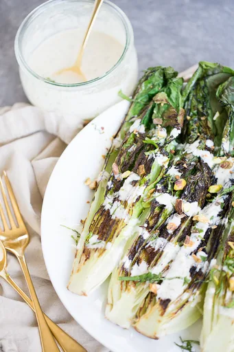Lechuga romana asada con aderezo de tahini