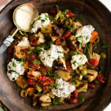 Panzanella de pimientos con burrata y aceitunas