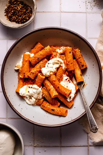 Pasta con tomate ahumado y burrata