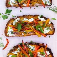 Tostadas de queso de cabra a las finas hierbas con pimientos dulces asados al balsámico