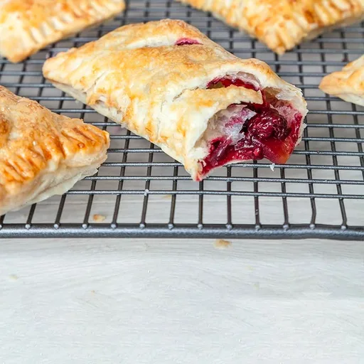 Receta de tarta de manzana y mora con hojaldre
