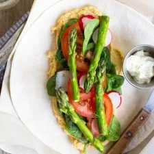 Wraps de hummus con verduras de primavera y mayonesa de hierbas (vegano)