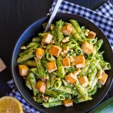 Pasta con pesto de col rizada y puerro con tofu