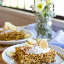 Pastel de avena con crema de cacahuete y plátano