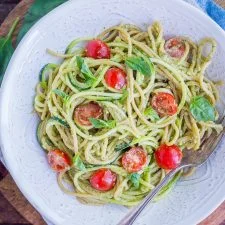Macarrão de abobrinha com pesto de abacate