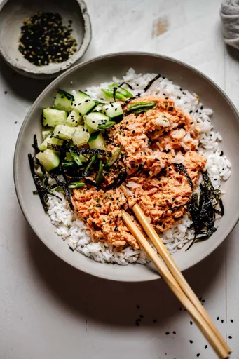 Bol de arroz con atún picante
