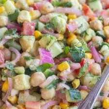 Ensalada de cebolla encurtida y aguacate con pepino
