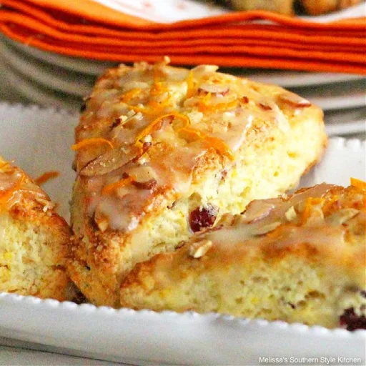 Scones de crema agria con arándanos rojos y naranja