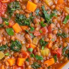 Sopa de lentejas vegetariana rápida y fácil