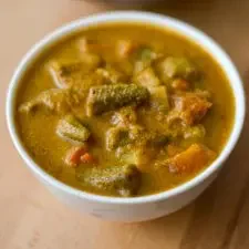 Vendakkai Kara Kuzhambu / Kulambu - Ladies Finger in Tamarind Curry