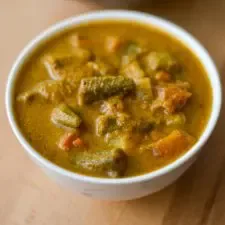 Vendakkai Kara Kuzhambu / Kulambu - Ladies Finger in Tamarind Curry