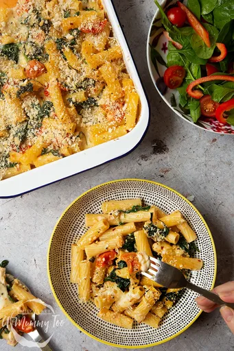 Receta de pasta al horno con mozzarella, espinacas y tomates cherry al ajillo