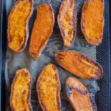 Mitades de boniato asado (preparación de comidas)