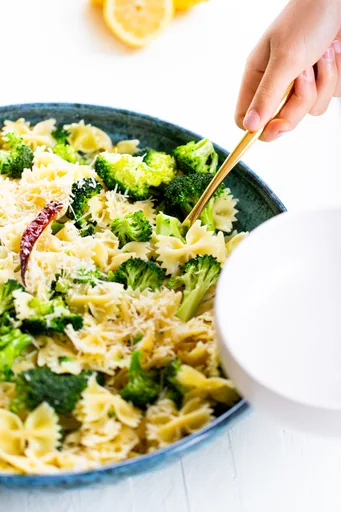 Pasta con brócoli, ajo y limón