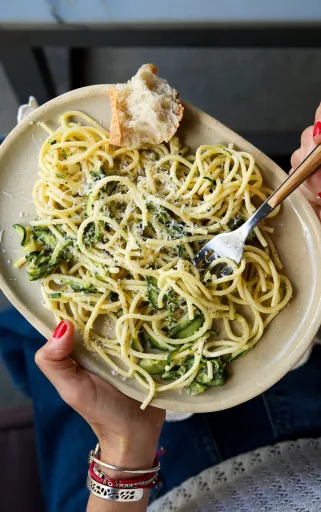 Pasta con calabacitas y parmesano (rápida y deliciosa)