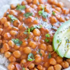 Garbanzos ahumados al coco con arroz
