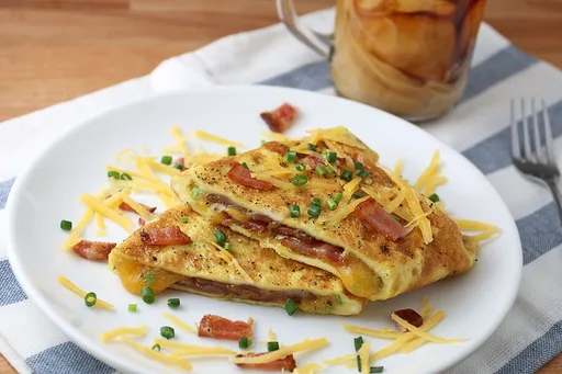 Tortilla de beicon, cheddar y cebollino