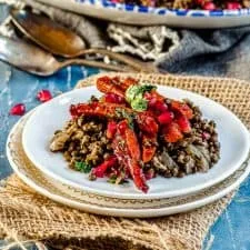 Lentejas negras con zanahorias asadas glaseadas
