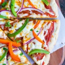 La mejor y más fácil masa de pizza sin gluten (vegana)