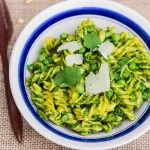 Pasta con pesto de berros y guisantes
