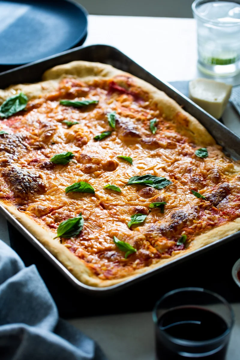 Pizza hecha en casa en charola (sheet pan pizza)