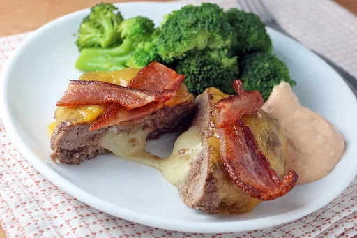Hamburguesa con queso y bacon rellena de queso