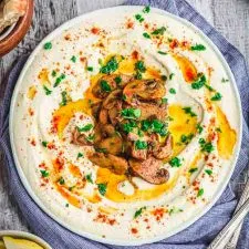 Receta de Hummus Fácil con Champiñones Shawarma