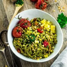 Pasta de edamame con salsa chimichurri