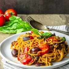 Pasta alla puttanesca alta en proteínas