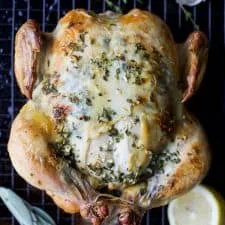 Pollo asado a la mantequilla de hierbas y ajo