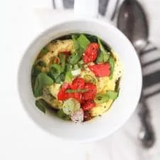 Tortilla de huevo en taza en 2 minutos