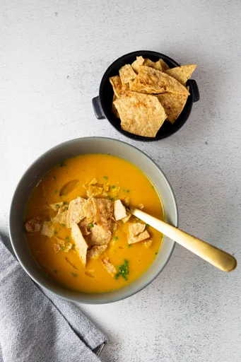 Sopa de calabaza butternut con totopos de chipotle y canela