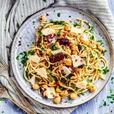 Pasta con garbanzos, aceitunas y queso