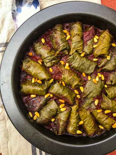 Hojas de Parra Rellenas de Quinoa en Salsa de Vino Tinto (Ideal para Pascua y Más)