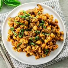 Pasta en una sola olla con champiñones y garbanzos